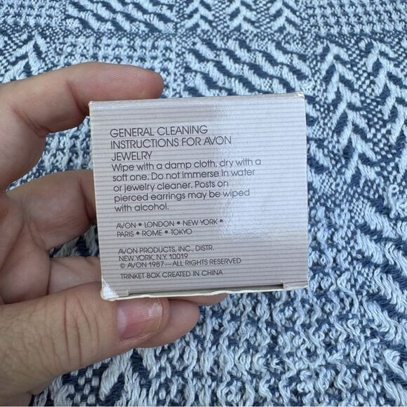 Vintage Avon Snow Petals earrings - Picture 3 of 4
